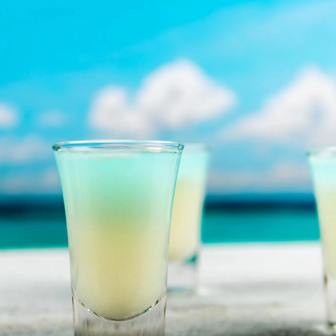 23241 mixing cocktail